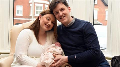 Μπαμπάς ξεγέννησε την κόρη του στο αυτοκίνητο: ήταν τρομακτικό και μαγικό μαζί!