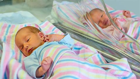 Αχώριστες αδερφές γέννησαν τα αγοράκια τους την ίδια μέρα!