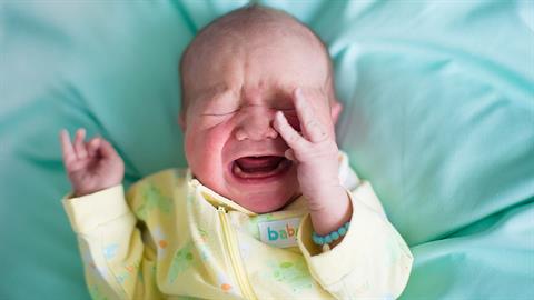 «Άφησα την κόρη μου να κλάψει και τώρα κοιμάται σαν πουλάκι»