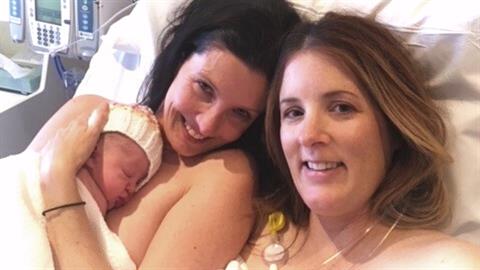 Έγινε παρένθετη μαμά για να κάνει στην κολλητή της το πιο πολύτιμο δώρο!
