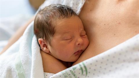 Μαμά δεν πρόλαβε να πάει στο μαιευτήριο και την ξεγέννησαν οι... γείτονες!