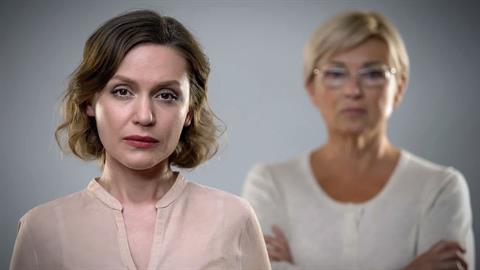 Τα 2 πρόσωπα της μητέρας μου: με μένα τοξική, με τα εγγόνια της ένας άγγελος