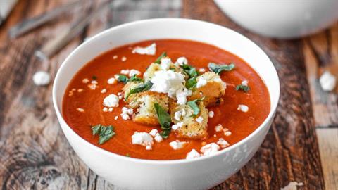 Θρεπτική και πεντανόστιμη σούπα με ντομάτα και φέτα