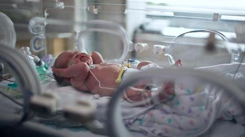 Παιδίατρος: ας αφήνουμε τους γονείς να αγκαλιάζουν τα προωράκια τους στη ΜΕΘ