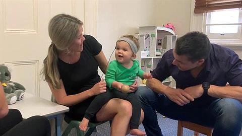 Αγοράκι άκουσε για πρώτη φορά τη φωνή της μαμάς του με την βοήθεια εμφυτευμάτων