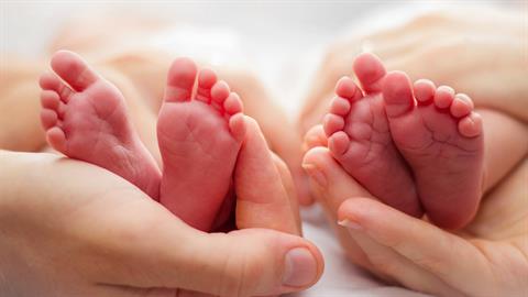 Μαμά έφερε στον κόσμο υγιέστατα διδυμάκια μετά από γέννα διάρκειας… 43ωρών!