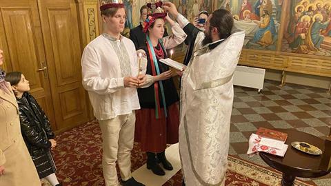 Ουκρανία: παντρεύτηκαν εν μέσω πολέμου - θέλουμε να πεθάνουμε μαζί