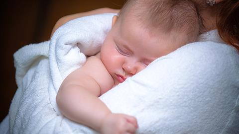 Μαμά κάνει την καλύτερη δουλειά στον κόσμο: αγκαλιάζει μωρά που έχουν ανάγκη!