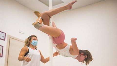 Μεγαλείο ψυχής: 15χρονη χωρίς άκρα είναι πρωταθλήτρια στο pole dancing!