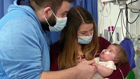 Μετά από 5 μήνες στη ΜΕΘ και μια δύσκολη εγχείρηση έχουμε αγκαλιά το μωρό μας!