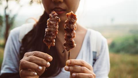 Είμαι έγκυος και έφαγα κρέας που δεν ήταν καλά ψημένο. Τι θα πάθω;