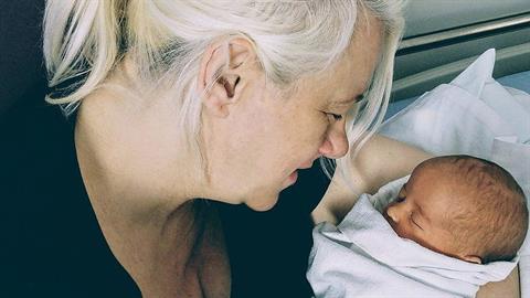 Έγινα πρώτη φορά μαμά στα 50 - μου λένε ότι είμαι μεγάλη αλλά αδιαφορώ!