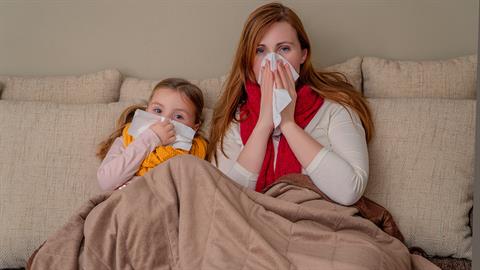 Δεν αντέχω να πρέπει να είμαι σούπερ-μαμά όταν είμαι άρρωστη, με ένα άρρωστο παιδί