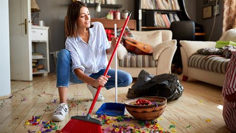 Πώς καθαρίζουμε το σπίτι από χαρτοπόλεμο και γκλίτερ μετά τις Απόκριες 