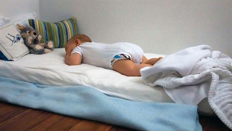 Μαμά κοιμίζει το μωρό της σε στρώμα στο πάτωμα για να γίνει ανεξάρτητο