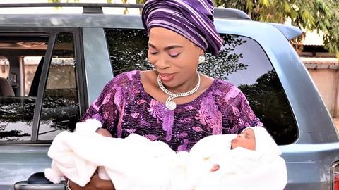 Έγινε πρώτη φορά μαμά στα 49 μετά από 23 χρόνια αποτυχημένων προσπαθειών!