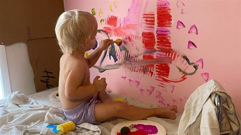 Άφησε τα νηπιάκια της να ζωγραφίσουν τον τοίχο της κουζίνας και δε το μετάνιωσε!