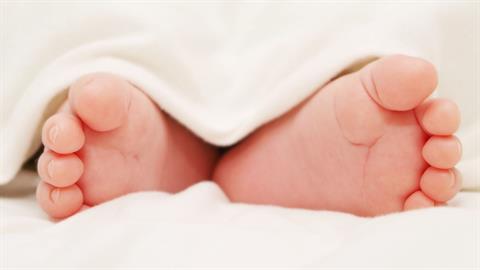 2,5 μηνών βρέφος έχασε τη ζωή του από βαριές κακώσεις – συνελήφθησαν οι γονείς