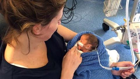 Μαμά και προωράκι κινδύνεψαν στον τοκετό αλλά νίκησαν τον θάνατο μαζί!