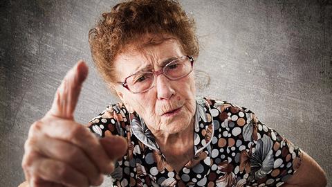 Με κούρασε η κριτική της πεθεράς μου για το πώς πρέπει να μεγαλώνω τα παιδιά μου