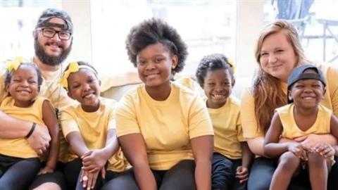 Ζευγάρι υιοθέτησε 5 αδερφάκια που ζούσαν χώρια σε ανάδοχες οικογένειες!