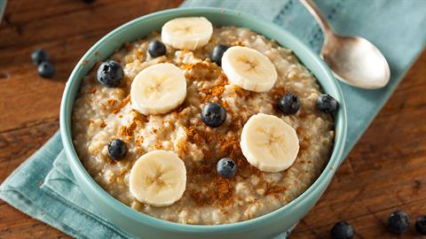 Διαιτητικό πρωινό με βρώμη: 3 συνταγές με λιγότερες από 300 θερμίδες