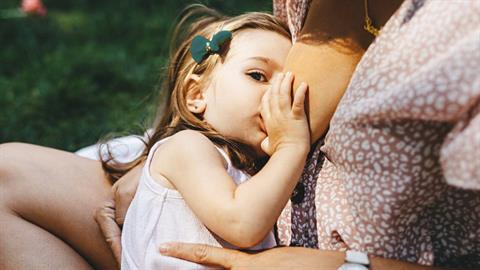 Θηλάζω ακόμα την 4χρονη κόρη μου και θα σταματήσω μόνο αν μου το ζητήσει! 