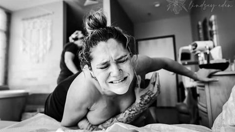 15 βραβευμένες φωτογραφίες τοκετού που δείχνουν το μεγαλείο της μητρότητας