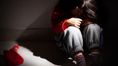 Πατέρας στη Θεσσαλονίκη βίαζε τις ανήλικες φίλες των παιδιών του 