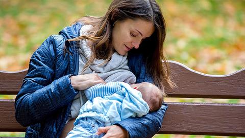 Μου φαίνεται αδιανόητο ότι δέχτηκα επίθεση από άλλη μαμά επειδή θήλαζα στο πάρκο