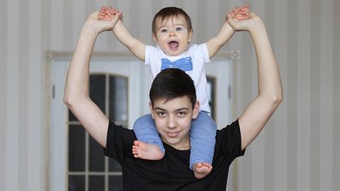 Πληρώνω τον γιο μου για να κάνει babysitting στα αδέρφια του και δε το μετανιώνω