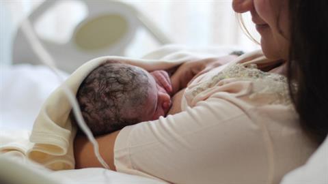 Παιδίατρος: «ο θηλασμός προστατεύει τα παιδιά από αλλεργίες»