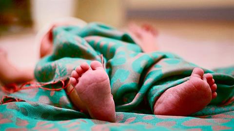 Αστυνομικοί βρήκαν εγκαταλελειμμένο μωράκι - ζει από θαύμα!