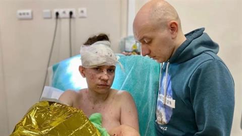 Βρέφος επέζησε από βομβαρδισμό - το έσωσε η αγκαλιά της μαμάς του!