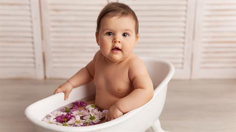 Τσουπωτή μπέμπα 5 μηνών φοράει ήδη ρούχα για... 2χρονα!