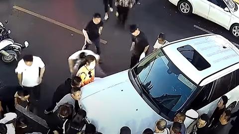 Περαστικοί έσωσαν κοριτσάκι που εγκλωβίστηκε κάτω από αυτοκίνητο!