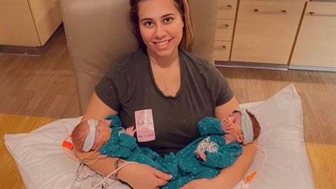 Δίδυμα που γεννήθηκαν στις 22 εβδομάδες πάλεψαν για τη ζωή τους και νίκησαν!