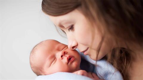 Ξεγέννησε το μωράκι που υιοθέτησε: «είναι το μικρό μου θαύμα»