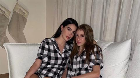 Μαμά και κόρη μοιάζουν τόσο πολύ που τις μπερδεύουν με... αδερφές!