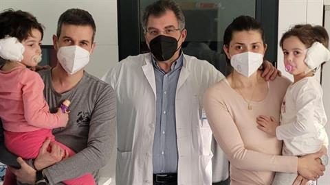 Δίδυμα κωφά κοριτσάκια ακούνε για πρώτη φορά με τη βοήθεια εμφυτευμάτων