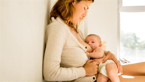 «Ένιωθα το σώμα μου ελαττωματικό»: μαμά περιγράφει τις δυσκολίες του θηλασμού