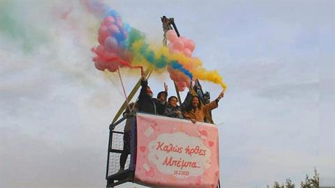 Δεν τους άφησαν να μπουν στο μαιευτήριο και ανέβηκαν σε γερανό για να δουν το μωρό!