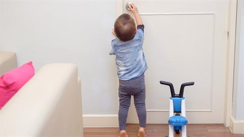 3χρονος το έσκασε από το σπίτι του αξημέρωτα και πήγε στους γείτονες να παίξει!