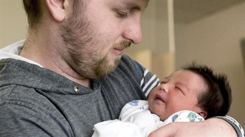 Σούπερ μπαμπάς επανέφερε στη ζωή το νεογέννητό του, αφού πρώτα το ξεγέννησε!