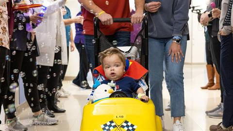 Μωρό με σοβαρή νεφροπάθεια υποβλήθηκε σε μεταμόσχευση που του έσωσε τη ζωή