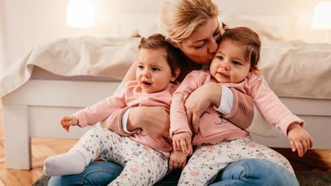 Έγινε παρένθετη στο παιδί του αδερφού της και γέννησε τις δίδυμες ανιψιές της!