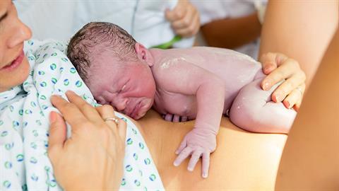 H στιγμή που αγκαλιάζεις πρώτη φορά το νεογέννητό σου δεν συγκρίνεται με τίποτα!