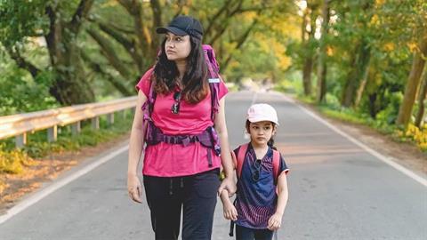 Μαμά γυρίζει τον κόσμο παρέα με την κόρη της: «ταξιδεύουμε από όταν ήταν μωρό»