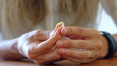 «Ήμουν χωρισμένη με 4 παιδιά και νόμιζα πως δε θα με θέλει κανείς - έκανα λάθος!»