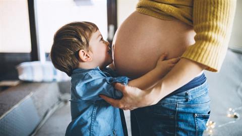 Μαμά με 8 γιους περιμένει τον 9ο: «δεν θα σταματήσουμε μέχρι να κάνουμε κόρη»